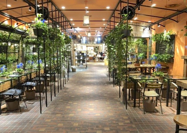 青山フラワーマーケット ティーハウス アトレ吉祥寺店の内装
