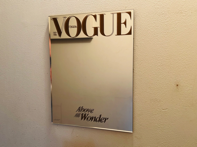 吉祥寺「リュモンコーヒースタンド」のVOGUEの鏡