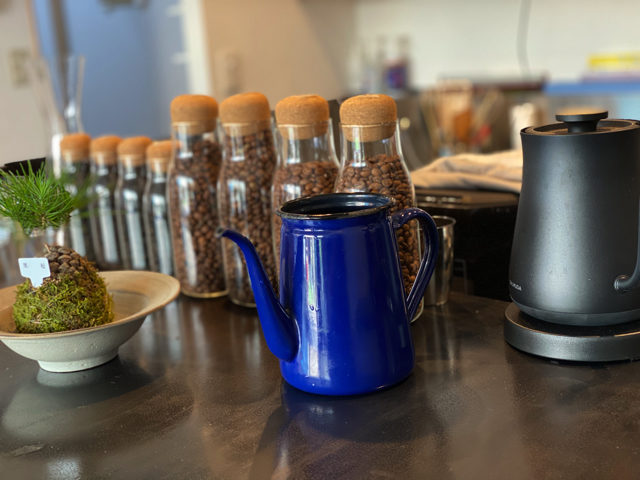 西荻窪「浅煎りコーヒーと自然派ワイン Typica(ティピカ)」の店内