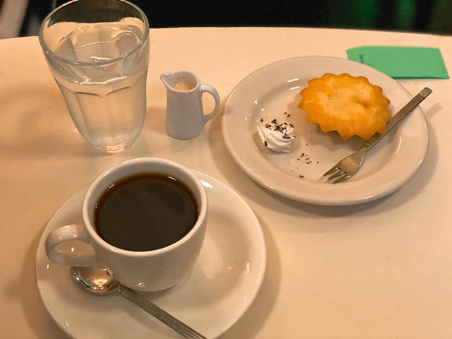 荻窪 「名曲喫茶ミニヨン」のコーヒーとマドレーヌ