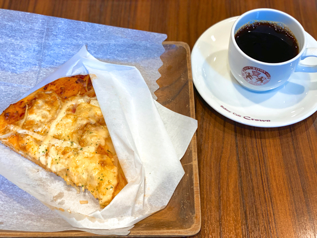 ベーカリーカフェ・クラウン 武蔵境店のピザとコーヒー