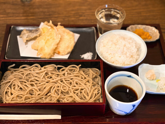 三鷹「味のそば兵衛」の天ぷら蕎麦セット