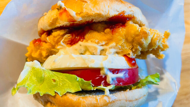Baby Chicken（ベビチキン）三鷹店のヤンニョムチキンバーガー