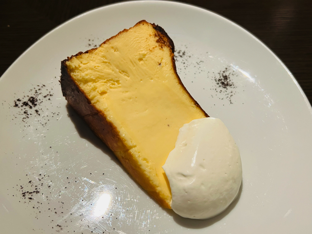 吉祥寺「3rd. BAR&GRILL RESTAURANT（サードバー＆グリルレストラン）」のバスクチーズケーキ