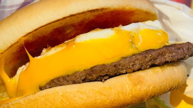 マクドナルド「月見バーガー」エッグチーズバーガー