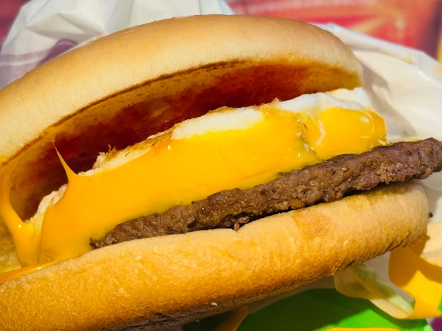 マクドナルド「月見バーガー」エッグチーズバーガー