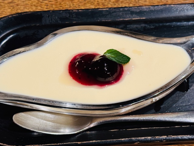 レアチーズケーキとコーヒーのセットは1,300円