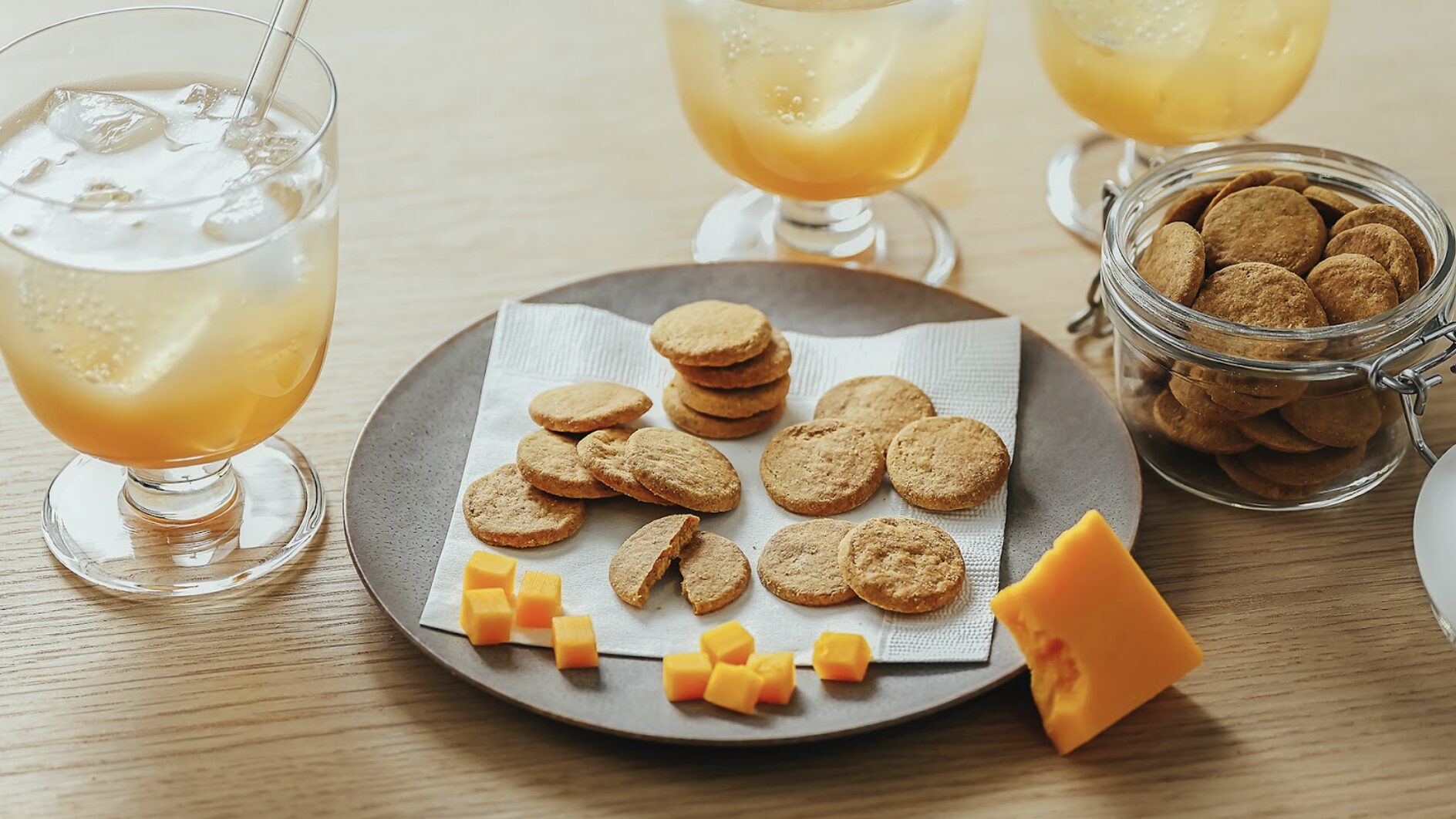 ベースクッキーのブラックペッパーとチェダーチーズ