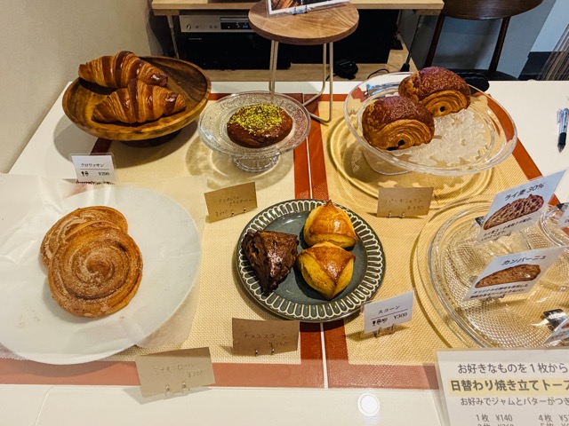 三鷹北口「COLOR2」パン屋COLOR(カラー)のイートイン・カフェスペースのモーニング