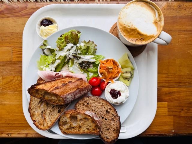 三鷹北口「COLOR2」パン屋COLOR(カラー)のイートイン・カフェスペースのモーニング