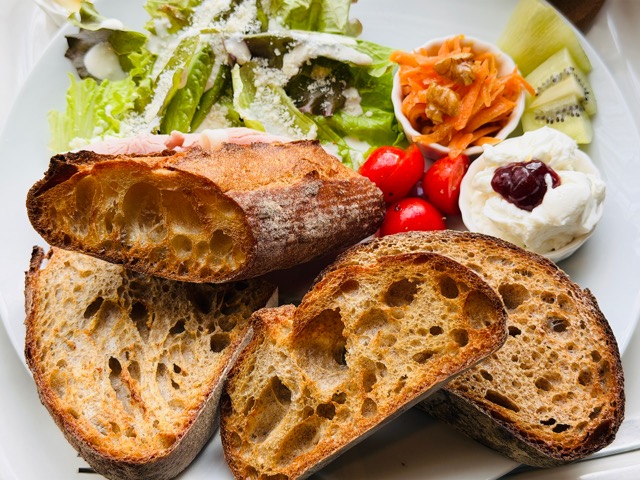 三鷹北口「COLOR2」パン屋COLOR(カラー)のイートイン・カフェスペースのモーニング