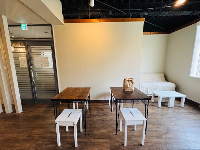 三鷹北口「COLOR2」パン屋COLOR（カラー）のイートイン・カフェスペース