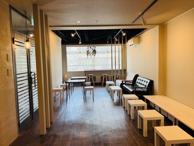 三鷹北口「COLOR2」パン屋COLOR（カラー）のイートイン・カフェスペース