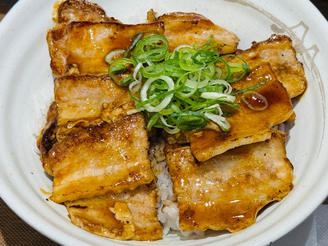 松屋「カルビの炙り十勝豚丼」