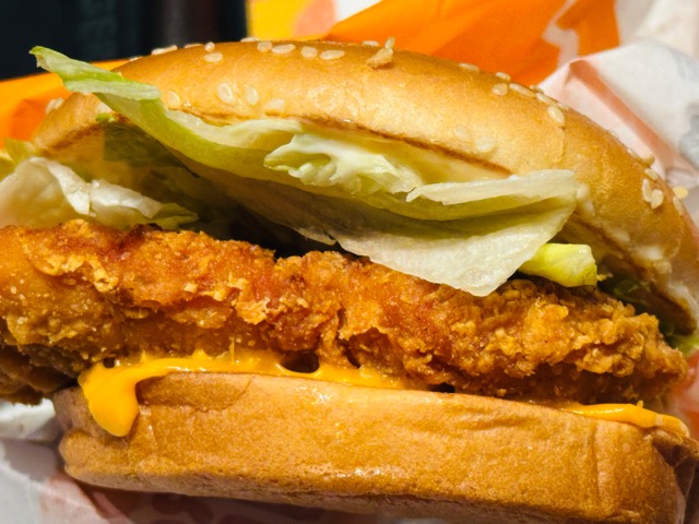 バーガーキングで新商品「スモーキーフライドチキンバーガーズ」