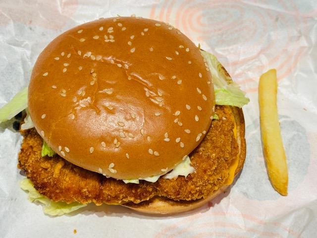 バーガーキングで新商品「スモーキーフライドチキンバーガーズ」