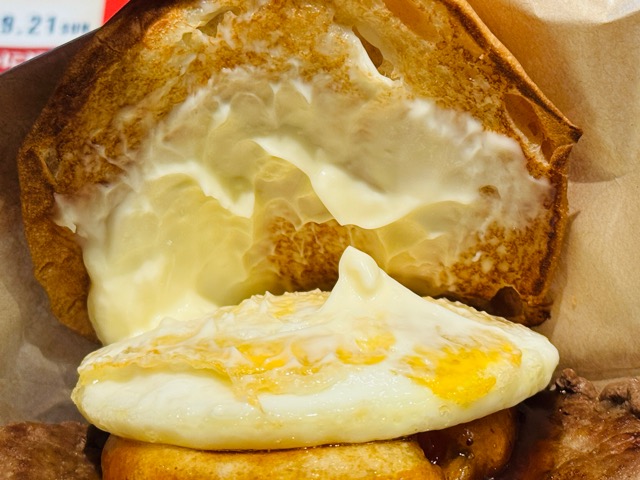 ウェンディーズ・ファーストキッチンの月見バーガー「月見もっち」