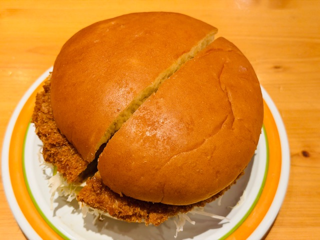 コメダ珈琲店「ドデカメンチバーガー」カロリーや値段・販売期間・感想