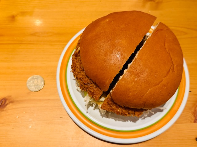 コメダ珈琲店「ドデカメンチバーガー」カロリーや値段・販売期間・感想