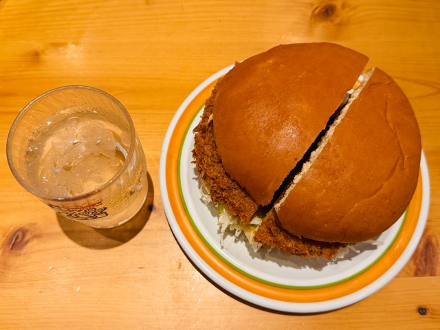 コメダ珈琲店「ドデカメンチバーガー」カロリーや値段・販売期間・感想