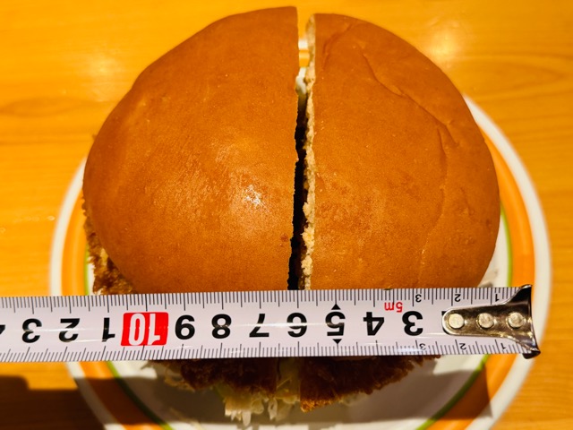 コメダ珈琲店「ドデカメンチバーガー」カロリーや値段・販売期間・感想