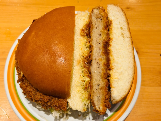 コメダ珈琲店「ドデカメンチバーガー」カロリーや値段・販売期間・感想