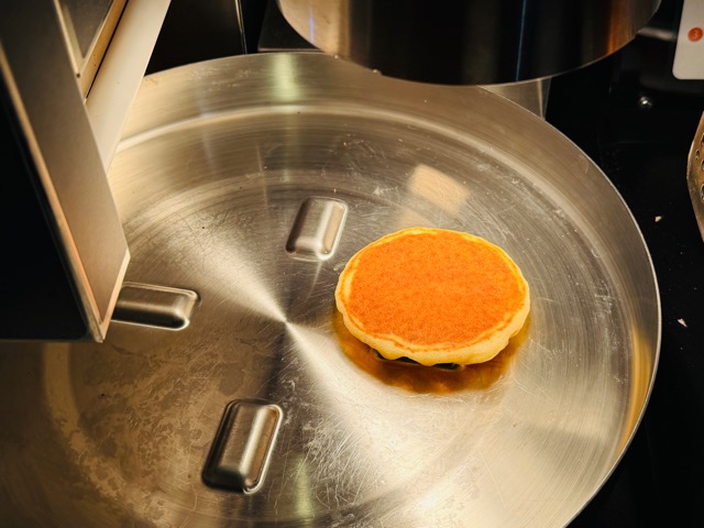 コミックカフェBネット 吉祥寺店に自動パンケーキマシン『POPCAKE』 