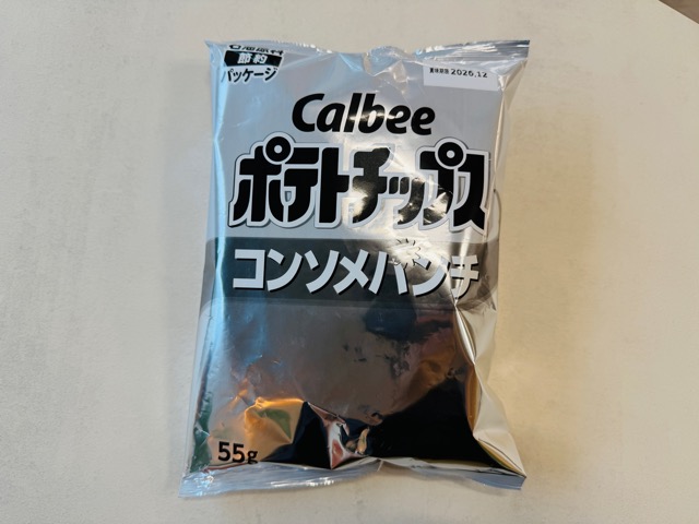 カルビー ポテトチップスの白黒パッケージ