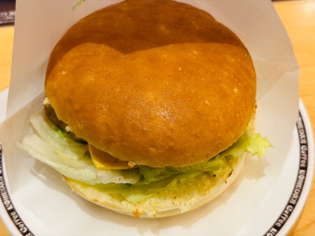 コメダ珈琲店「お月見フルムーンバーガー」