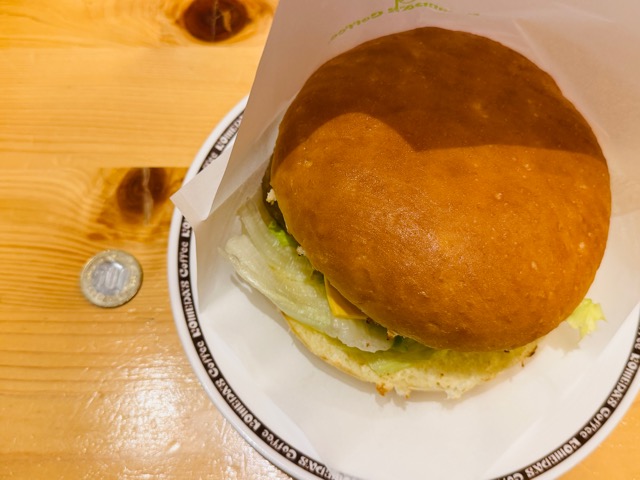 コメダ珈琲店「お月見フルムーンバーガー」